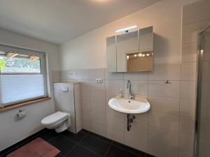 a bathroom with a sink and a toilet at Eickhof Günter Eickhof Ferienzimmer - Ferienhof Günter in Eickhof