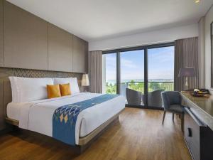 Un pat sau paturi într-o cameră la Mövenpick Resort & Spa Jimbaran Bali +146 fotografii