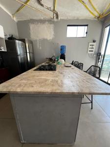 - une cuisine avec un grand comptoir dans une pièce dans l'établissement Casa no Lago em Corumbá 4, à Alexânia 28 autres photos