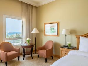 En eller flere senge i et værelse på Mövenpick Hotel Doha + 93 billeder