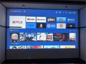 a television screen with a bunch of different websites at 玄関開けたらスキー場!400平米の贅沢空間で大型犬もOKシアタールーム完備 Skiin 400m2 Luxury Lodge Large Dogs OK Big Theater Room in Yonezawa