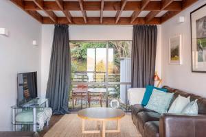een woonkamer met een bank en een tafel bij The Twins in Queenstown