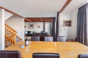 een eetkamer met een tafel en een bank bij The Twins in Queenstown +64 foto's
