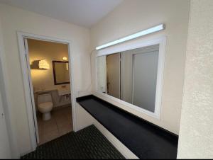 Et badeværelse på Royal Palms Motel