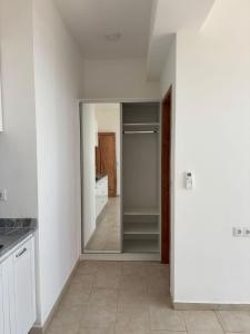 Galería fotográfica de Joli Beach House - Brand New Charming T0 Suite with AC, Private Pool Balcony en Santa Maria