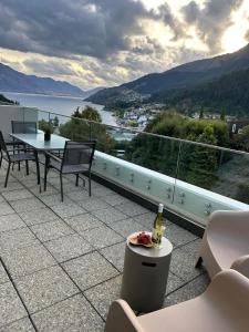 クイーンズタウンにあるThe Bowenview Bothyのパティオ(テーブル、椅子付)が備わります。