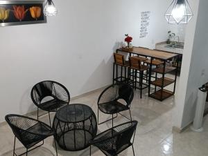 a group of chairs and a table in a room at Casa Jardín Los Potreros in San Juan Teotihuacán