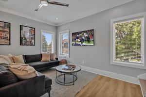 una sala de estar con un sofá y una mesa en Tenor - Private Rooftop - 8 mins to Broadway, en Nashville