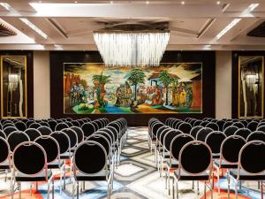 Una sala de conferencias con sillas y un gran cuadro. en Mövenpick Ambassador Hotel Accra, en Accra 145 fotos más