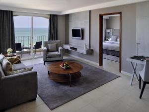 una sala de estar con un sofá y una mesa en Mövenpick Hotel & Resort Al Bida'a, en Kuwait