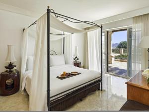 Un pat sau paturi într-o cameră la Mövenpick Resort & Residences Aqaba +209 fotografii