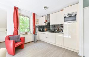 Una cocina o cocineta en Stunning Home In Exloo With Wifi