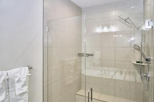 ラルゴにあるModern Chic Gateway near DC & Fedex fieldのガラスドア付きのシャワー付きのバスルーム +36枚の写真