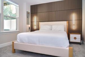 ラルゴにあるModern Chic Gateway near DC & Fedex fieldの大きな白いベッドと窓のある寝室