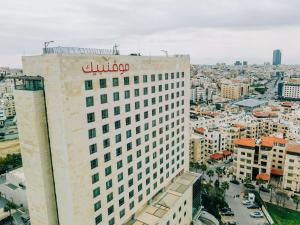 Un bâtiment avec un panneau bulovo en haut dans l'établissement Mövenpick Hotel Amman, à Amman