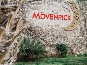 un panneau pour Novemberick sur un mur dans l'établissement Mövenpick Hotel Amman, à Amman