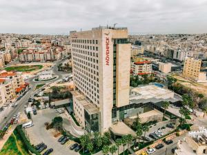 une vue aérienne sur un bâtiment d'une ville dans l'établissement Mövenpick Hotel Amman, à Amman