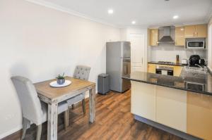Kuchyň nebo kuchyňský kout v ubytování Pilbara Chalet Private 1x1