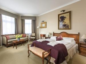 Giường trong phòng chung tại Rezydent Hotel Sopot - MGallery Collection