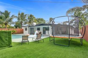 Swimmingpoolen hos eller tæt på Villa Hollywood Pool Trampoline BBQ Hard Rock