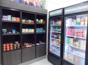 Et supermarked eller andre butikker på hotellet eller i nærheden