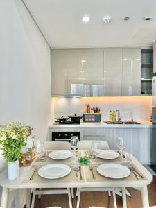 Kuchyň nebo kuchyňský kout v ubytování Vinhomes Smart City by Chill D Homestay