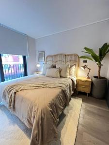 a bedroom with a large bed and a potted plant at Departamento Nuevo en Santiago Centro in Santiago