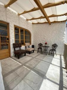 a patio with benches and a table and chairs at Suites Modernas Coloniales en el Centro Histórico de Cuenca in Cuenca