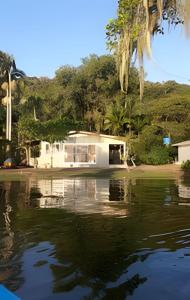 een huis aan de oever van een waterlichaam bij Sonho do Mar in Antonina