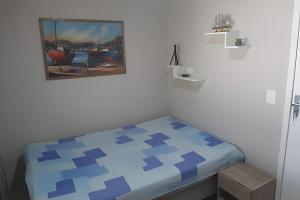 een bed in een kamer met een foto aan de muur bij Sonho do Mar in Antonina