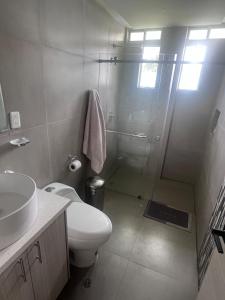 Un baño con ducha, inodoro y lavabo. en Entire house with a pool for total relaxation!, 