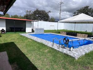 una pequeña piscina azul en un patio en Entire house with a pool for total relaxation!, 