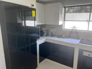 una cocina con encimera en blanco y negro en Entire house with a pool for total relaxation!, 