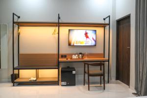 TV a/nebo společenská místnost v ubytování Commodious Hotel Kupang