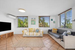 TV a/nebo společenská místnost v ubytování Noosa International 103 - 1 Edgar Bennett Avenue N