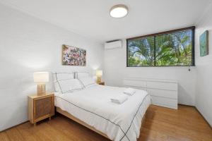 Postel nebo postele na pokoji v ubytování Noosa International 103 - 1 Edgar Bennett Avenue N + 14 fotografií