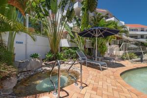 Bazén v ubytování Noosa International 103 - 1 Edgar Bennett Avenue N nebo v jeho okolí