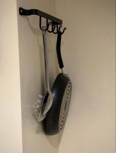een lepel en vork die aan de muur hangen bij 2BR Trafalgar Retreat near UBC & Pacific Spirit in Vancouver