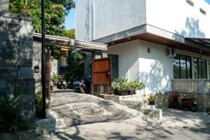 Bangunan di mana terletaknya rumah tamu ini