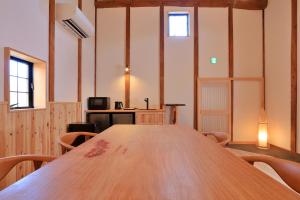 宇多津にある蔵宿 みやびやの部屋にある大きな木製のテーブルと椅子 +22枚の写真