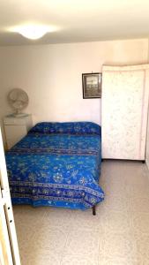トッレ・ヴァードにあるCasa del Cavaliereのベッドルーム1室(青いベッドカバー付)