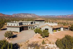 ClarkdaleにあるThe Sanctuary at Sacred Mesa-Infinity Pool-Sedonaの砂漠の家屋