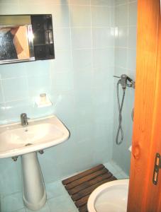 トッレ・ヴァードにあるCasa del Cavaliereのバスルーム(洗面台、トイレ付)