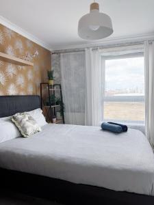 Una cama o camas en una habitación de Comfy Modern Unit Near Canary Wharf l Top Floor Ideal for Business and Leisure Privacy l