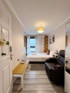 Una cama o camas en una habitación de Comfy Modern Unit Near Canary Wharf l Top Floor Ideal for Business and Leisure Privacy l