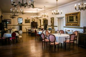 Reštaurácia alebo iné gastronomické zariadenie v ubytovaní Kanu Club - ośrodek wypoczynkowy