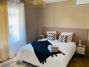 a bedroom with a large bed with a large window at villa Whakata in Saint-Leu