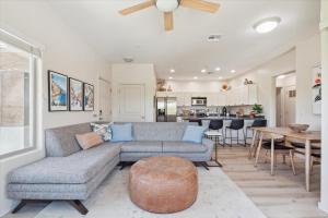 un soggiorno con un divano e un tavolo di Panorama View - Mountain Views - Community Pool a Fountain Hills
