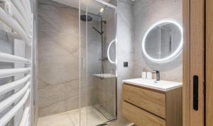 ニースにあるPromenade Chic Apartment Sea & Cityの洗面台と鏡付きのシャワーを備えたバスルーム +4枚の写真