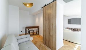 ニースにあるPromenade Chic Apartment Sea & Cityのリビングルーム(ソファ、木製のパーティション付)